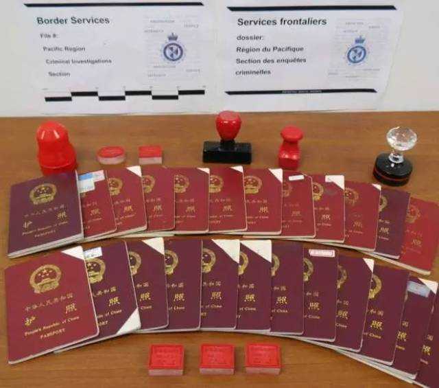 凭祥市移民管理警察向中国人民警察警旗宣誓